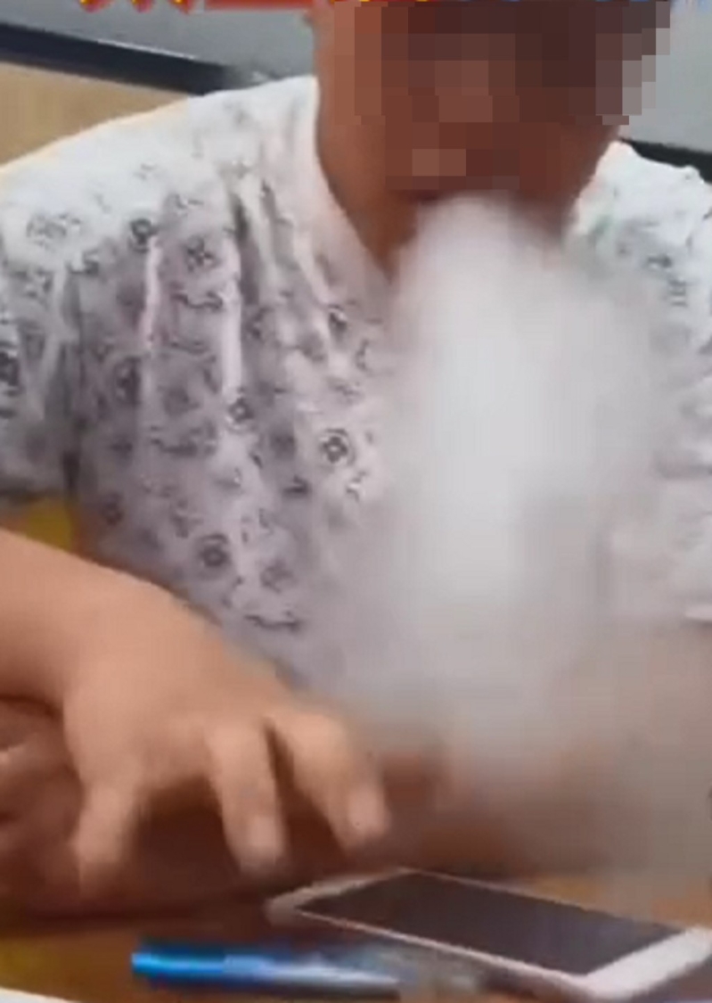 有青年在食店内吸食电子烟后手持胶樽饮水,其间手部不断发抖。 网上图片 有青年在食店内吸食电子烟后手持胶樽饮水,其间手部不断发抖。 网上图片