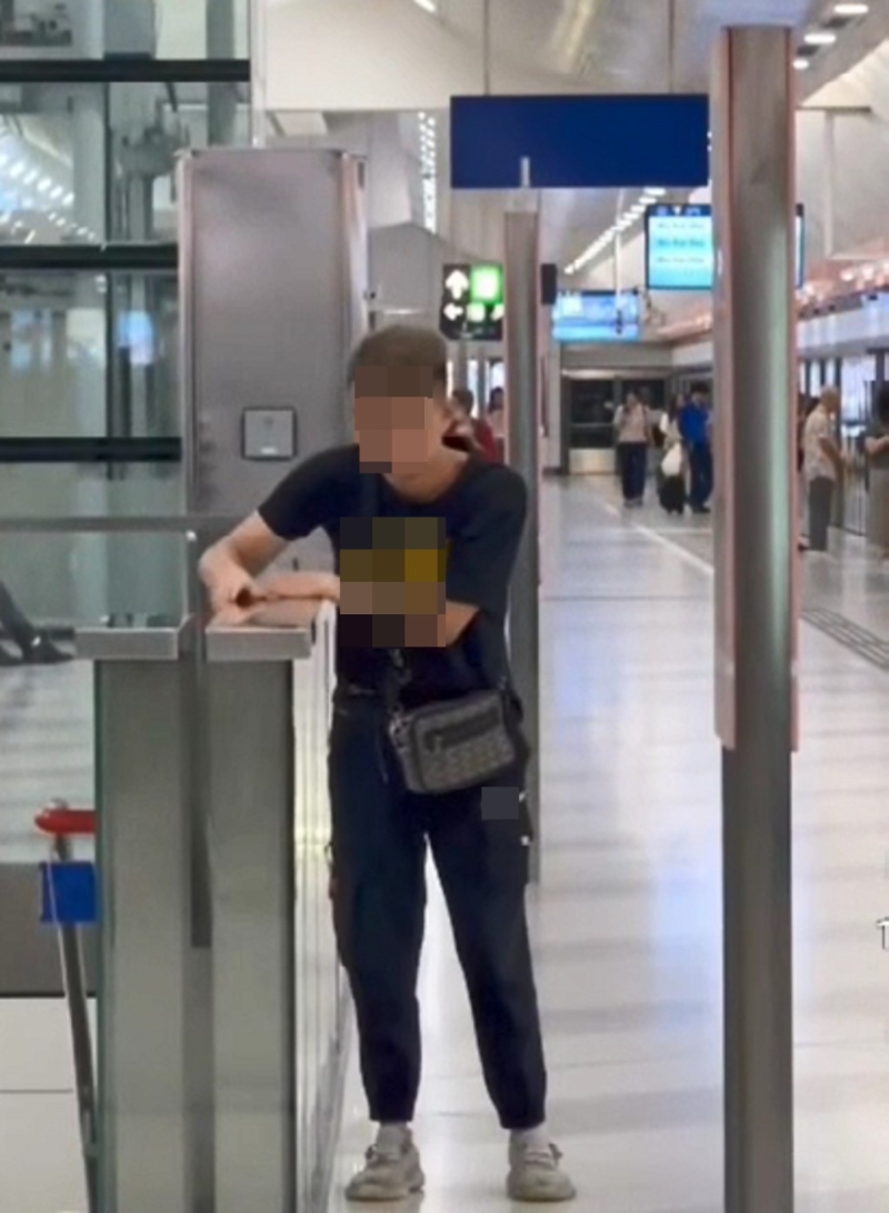 有疑似吸食太空油毒品的青年在港铁站内没法站稳。 网上图片 有疑似吸食太空油毒品的青年在港铁站内没法站稳。 网上图片