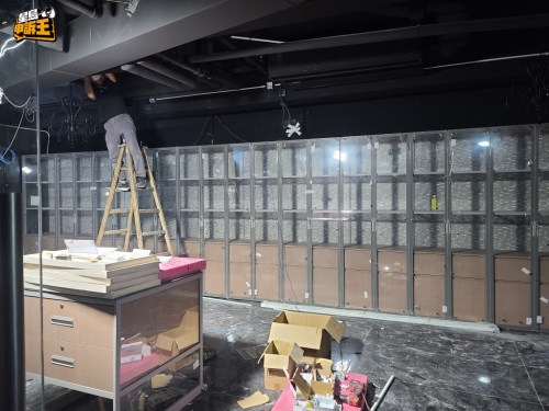 记者留意到场内,工人正在打做一些橱窗。 记者留意到场内,工人正在打做一些橱窗。