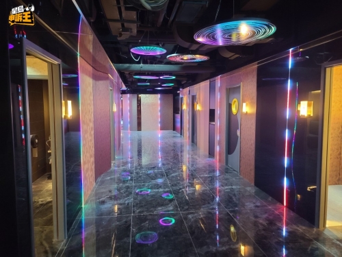 K房装修基本完成,配合鲜艳灯光的型格风。 K房装修基本完成,配合鲜艳灯光的型格风。