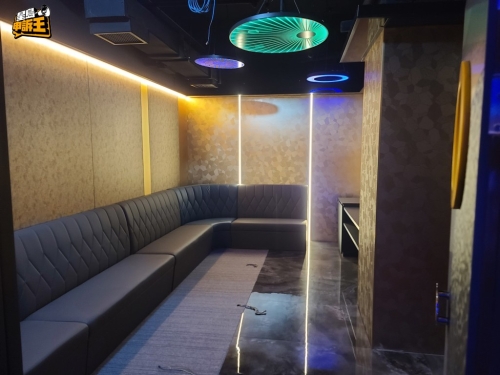 房间装修精致,与传统K房黑漆漆的感觉很不同。 部分房间梳化已经到货。 房间装修精致,与传统K房黑漆漆的感觉很不同。 部分房间梳化已经到货。