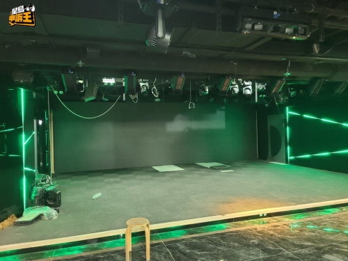 大厅可以见到舞台位置,虽然舞台不算很大,但也适合做些小型演唱或表演。 大厅可以见到舞台位置,虽然舞台不算很大,但也适合做些小型演唱或表演。