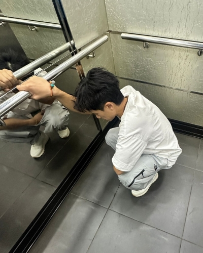 梁钊峰上载几张坐轮椅、躺病床以及痛到蹲在地上的照片。1 梁钊峰上载几张坐轮椅、躺病床以及痛到蹲在地上的照片。1