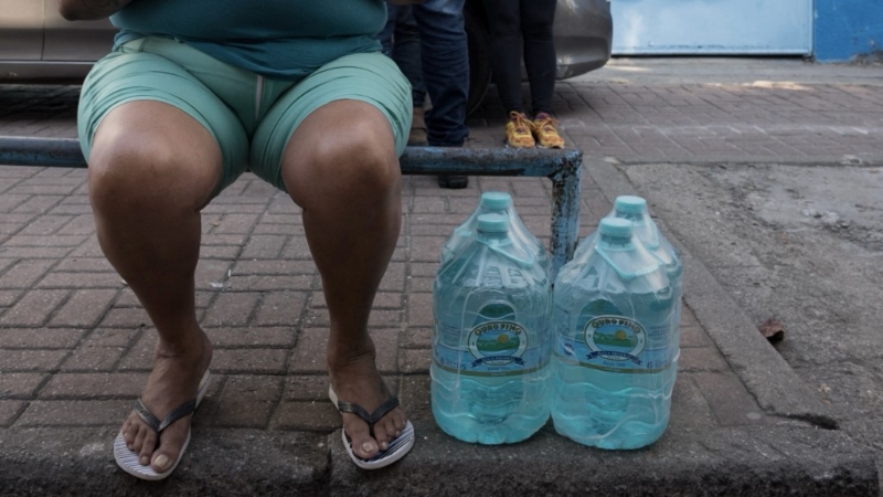 峇里岛的瓶装水生产商明年起只可生产1公升以上的包装。 峇里岛的瓶装水生产商明年起只可生产1公升以上的包装。