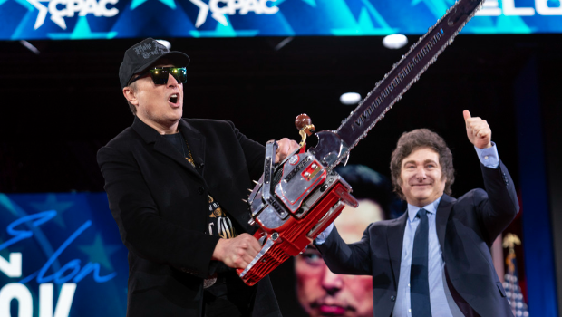 马斯克手持阿根廷总统米雷伊(右)相赠的电锯,宣称要“专砍官僚主义” 马斯克手持阿根廷总统米雷伊(右)相赠的电锯,宣称要“专砍官僚主义”