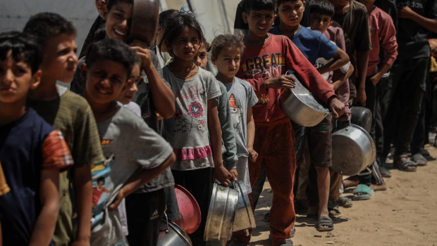 孩子们在加沙城西部的沙提难民营等待领取救助食物。 孩子们在加沙城西部的沙提难民营等待领取救助食物。