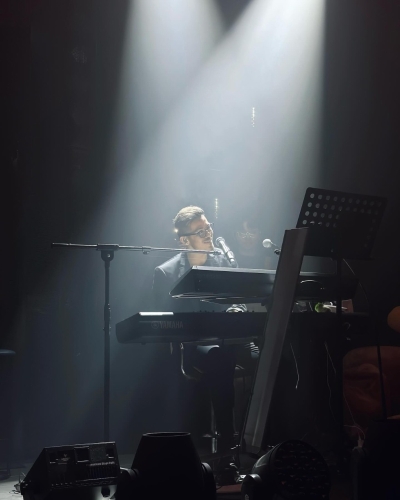 沈震轩在2006年曾参加英皇新秀歌唱大赛,并入围最后五强及获得“现场最具人气奖”。 沈震轩在2006年曾参加英皇新秀歌唱大赛,并入围最后五强及获得“现场最具人气奖”。