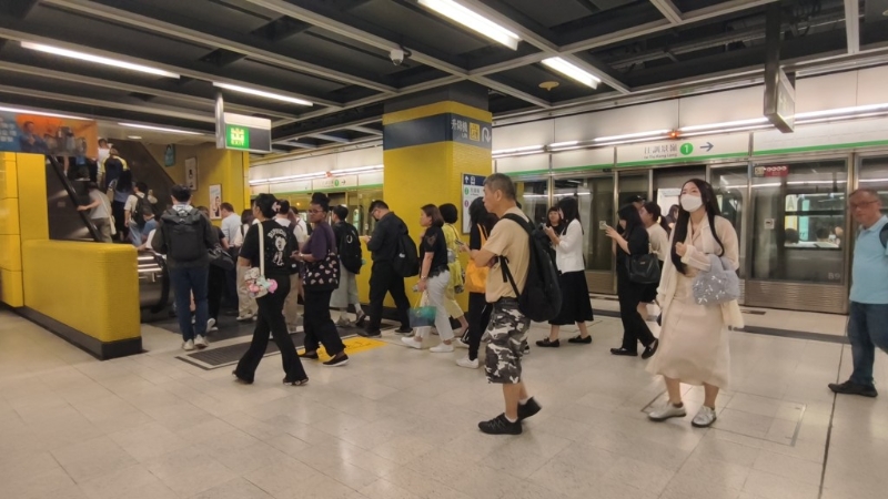 据了解,警方有意将港铁的闭路电视接驳至“锐眼”系统,最快今年内驳通 据了解,警方有意将港铁的闭路电视接驳至“锐眼”系统,最快今年内驳通