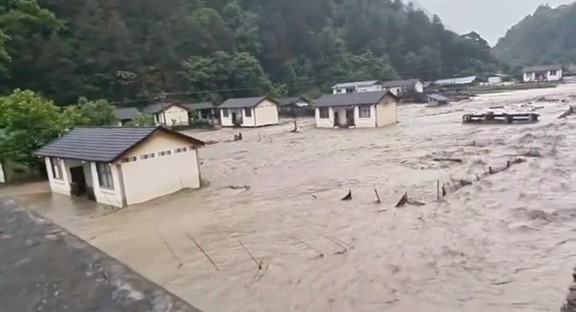 德钦县多个地区被淹浸。 德钦县多个地区被淹浸。