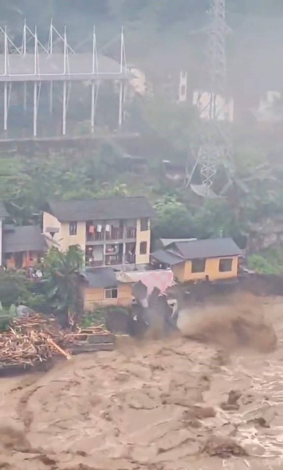 山洪暴发冲毁建筑物。 山洪暴发冲毁建筑物。