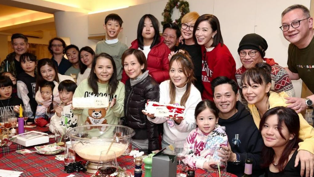 佘诗曼有十多名义子义女,当中包括“七魔女”的仔女全也是其义子义女。 佘诗曼有十多名义子义女,当中包括“七魔女”的仔女全也是其义子义女。