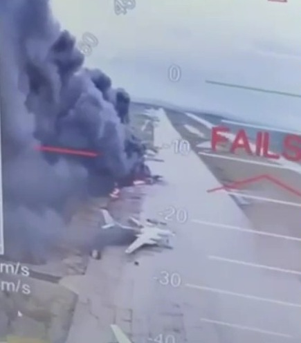 乌军无人机袭击俄罗斯图-95 轰炸机。 乌军无人机袭击俄罗斯图-95 轰炸机。