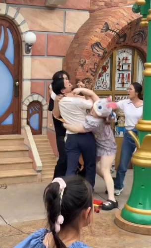 年轻情侣联手成功压制白衣汉。微博 年轻情侣联手成功压制白衣汉。微博