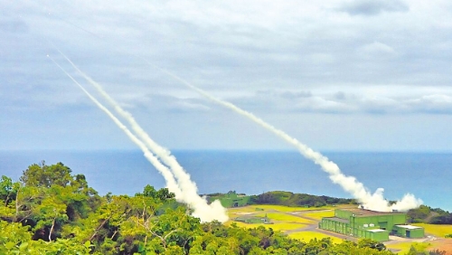 美国总统特朗普将扩大军售台湾,图为台湾向美采购的“海马士”多管火箭系统进行实弹射击。 美国总统特朗普将扩大军售台湾,图为台湾向美采购的“海马士”多管火箭系统进行实弹射击。