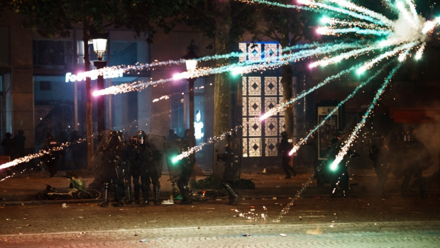 法国大批球迷在街上乱射烟花,造成多处起火。 法国大批球迷在街上乱射烟花,造成多处起火。