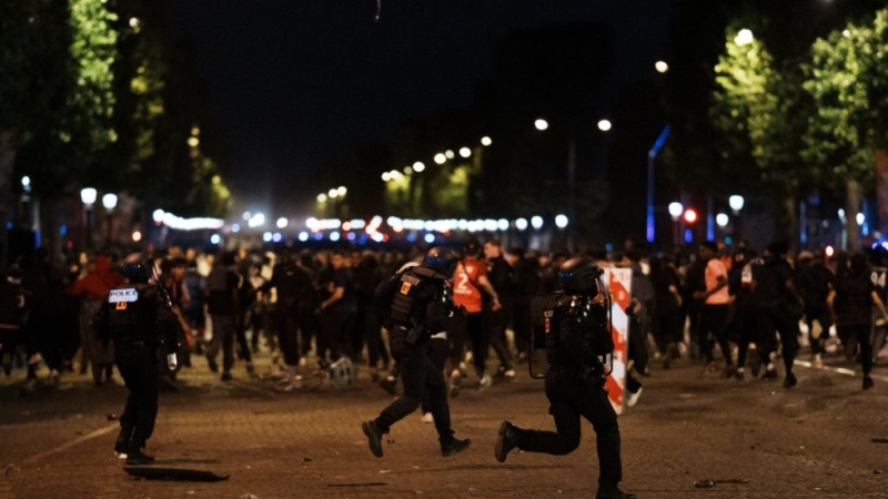 巴黎圣日耳门夺得欧联冠军后,法国多地有球迷骚乱致2死200伤。 巴黎圣日耳门夺得欧联冠军后,法国多地有球迷骚乱致2死200伤。