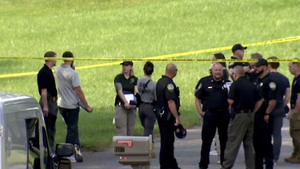 北卡州警方到场调查枪击案。 北卡州警方到场调查枪击案。