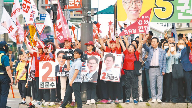 韩国总统选举3日进行投票,国民力量党的总统候选人金文洙1日在首尔街头造势,民众挤满街头呐喊力挺。 韩国总统选举3日进行投票,国民力量党的总统候选人金文洙1日在首尔街头造势,民众挤满街头呐喊力挺。