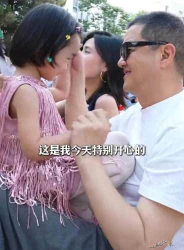 李亚鹏和太太容光焕发跟女儿过六一儿童节。 李亚鹏和太太容光焕发跟女儿过六一儿童节。