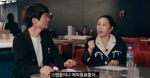 韩国网台爆某男演员曾在拍摄现场自摸下体。1 韩国网台爆某男演员曾在拍摄现场自摸下体。1