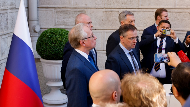 俄方首席谈判代表梅金斯基(中)对记者发表讲话。 俄方首席谈判代表梅金斯基(中)对记者发表讲话。