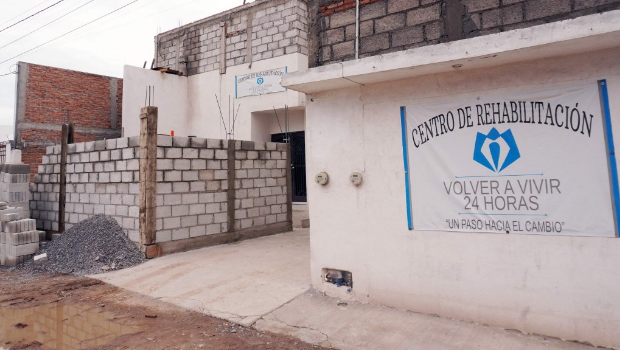 发生火警的戒毒中心入口。 发生火警的戒毒中心入口。