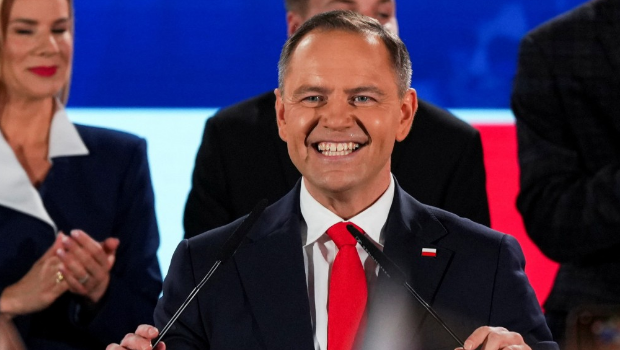 波兰疑欧派独立候选人纳夫罗茨基在总统选举中险胜。 波兰疑欧派独立候选人纳夫罗茨基在总统选举中险胜。