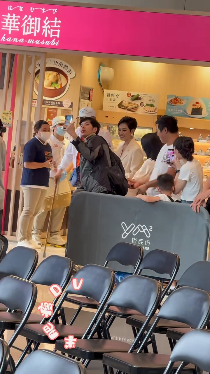 陈法蓉近日带着与陈爸爸一同出席活动,她一直扶着爸爸走到场地。 陈法蓉近日带着与陈爸爸一同出席活动,她一直扶着爸爸走到场地。