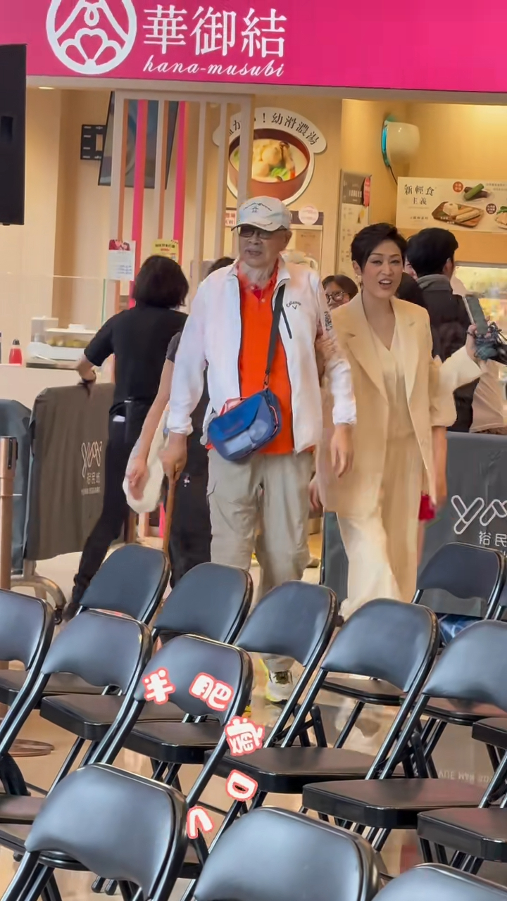 陈法蓉与陈爸爸一同现身。 陈法蓉与陈爸爸一同现身。