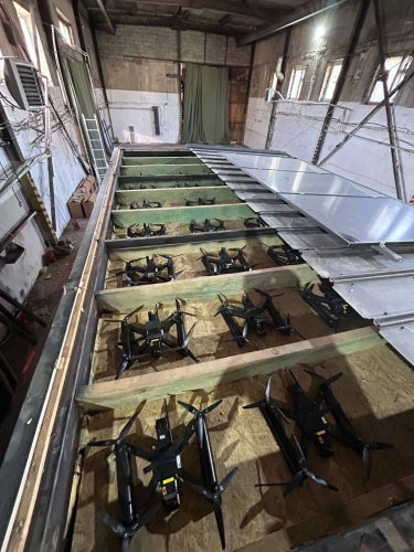 无人机藏于移动木屋内。 SBU 无人机藏于移动木屋内。 SBU