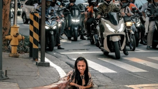 爬出马路排水渠爆红 爬出马路排水渠爆红