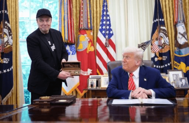 特朗普上周五为马斯克在白宫举行卸任记者会并送上“白宫之钥”作纪念。 特朗普上周五为马斯克在白宫举行卸任记者会并送上“白宫之钥”作纪念。