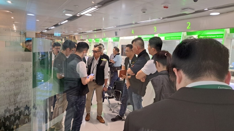 大批探员在银行内调查。 大批探员在银行内调查。