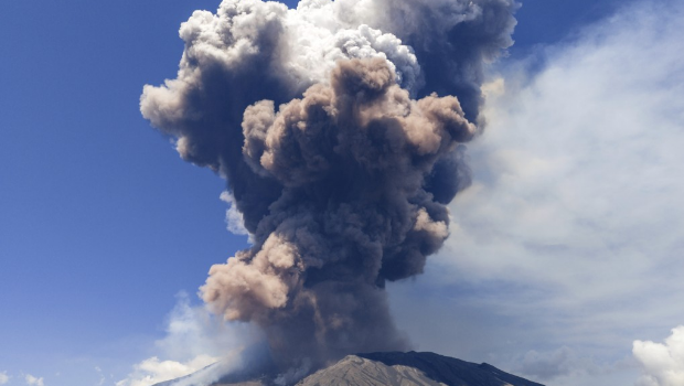 意大利埃特纳火山爆发,喷出巨大火山云。 意大利埃特纳火山爆发,喷出巨大火山云。