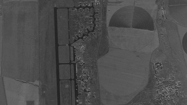 一张卫星影像显示,位于俄罗斯穆尔曼斯克地区的奥列尼亚空军基地(Olenya airfield)在乌克兰无人机袭击俄军空军基地前的状况。 此影像摄于2025年5月29日,俄乌战争期间。 一张卫星影像显示,位于俄罗斯穆尔曼斯克地区的奥列尼亚空军基地(Olenya airfield)在乌克兰无人机袭击俄军空军基地前的状况。 此影像摄于2025年5月29日,俄乌战争期间。