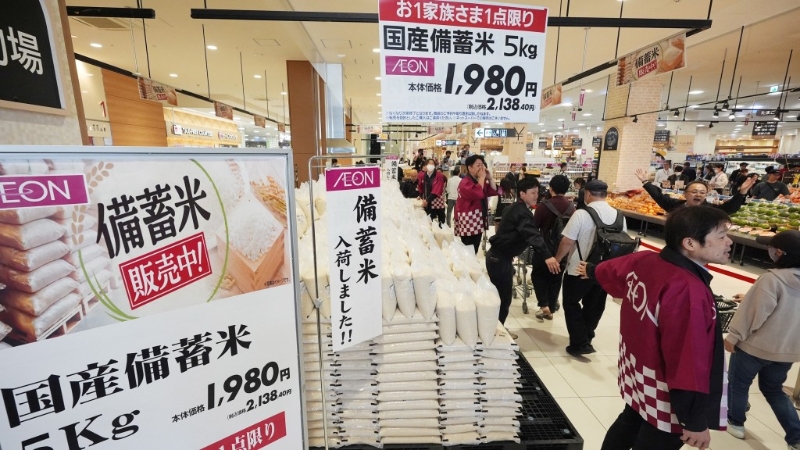 大坂市西区的永旺大坂巨蛋城店6月2日售出约4800包储备米。 大坂市西区的永旺大坂巨蛋城店6月2日售出约4800包储备米。