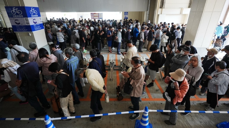 日本民众在大坂市西区的永旺大坂巨蛋城店排长龙,抢购平价储备米。 日本民众在大坂市西区的永旺大坂巨蛋城店排长龙,抢购平价储备米。