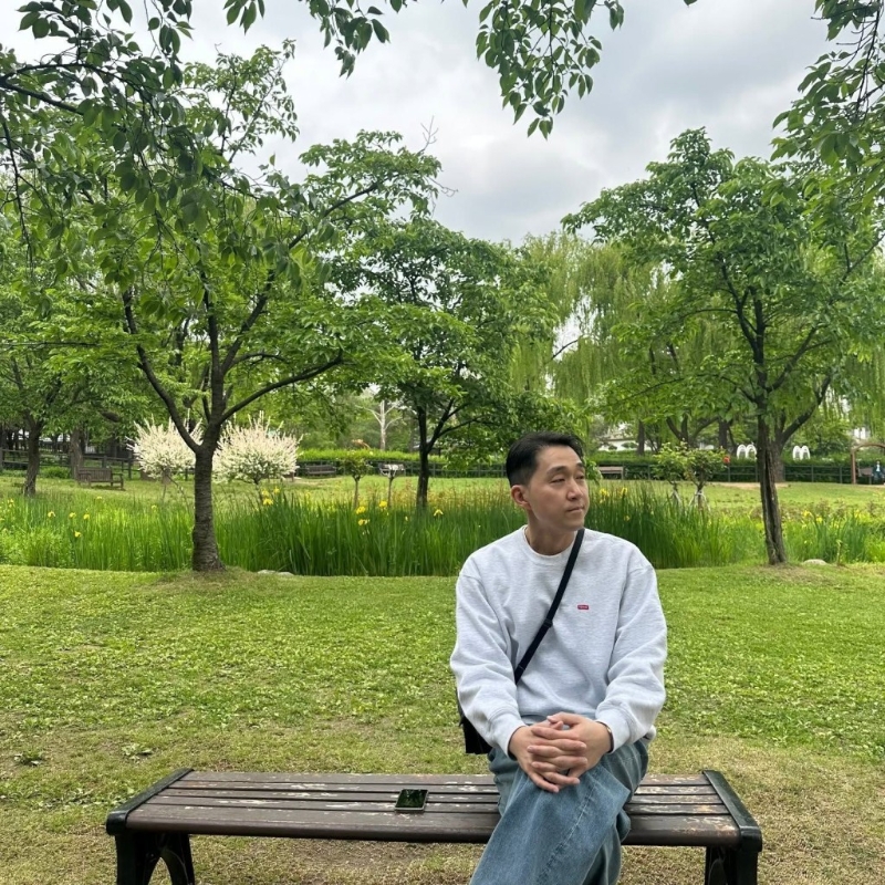 虽然略显消瘦,但看得出来气色有慢慢恢复。 虽然略显消瘦,但看得出来气色有慢慢恢复。