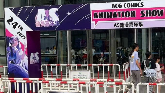 女孩穿上暴露衣服 女孩穿上暴露衣服