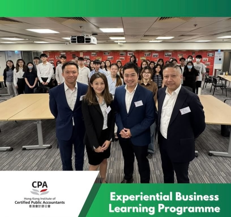 Gloria(左二)在香港会计师公会讲座分享,现职为高级审计员。 (hkuspace图片) Gloria(左二)在香港会计师公会讲座分享,现职为高级审计员。 (hkuspace图片)