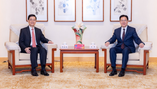 李家超与周霁(右)3日见面2次。 中联办图片 李家超与周霁(右)3日见面2次。 中联办图片