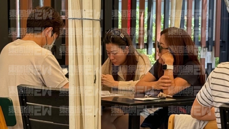 最新一期《东周刊》拍到罗天宇带着陈懿德与陈妈妈在天水围开餐。 (《东周刊》图片) 最新一期《东周刊》拍到罗天宇带着陈懿德与陈妈妈在天水围开餐。 (《东周刊》图片)