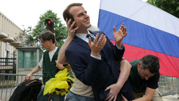 环保人士盗走马克龙蜡像送至俄使馆进行抗议。 环保人士盗走马克龙蜡像送至俄使馆进行抗议。