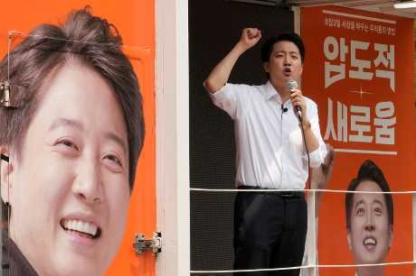 改革新党总统候选人李俊锡上周三在首尔出席造势活动并发表演说。 改革新党总统候选人李俊锡上周三在首尔出席造势活动并发表演说。