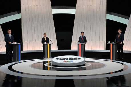 韩总统大选4大候选人李在明、权英国、金文洙、李俊锡(右),上周二在首尔MBC电视台准备进行电视辩论。 韩总统大选4大候选人李在明、权英国、金文洙、李俊锡(右),上周二在首尔MBC电视台准备进行电视辩论。