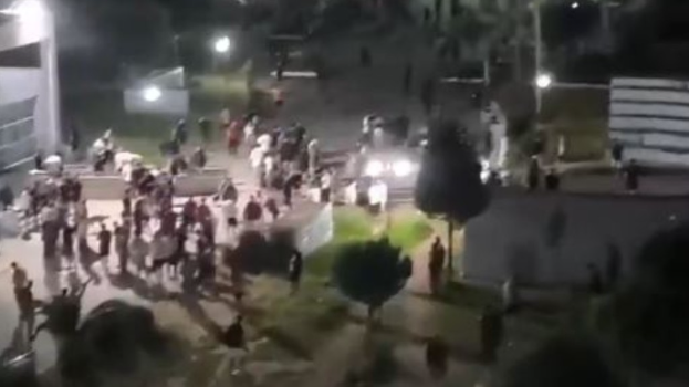 地震发生后,民众跑到空旷地方避难。X@PleasingRj 地震发生后,民众跑到空旷地方避难。X@PleasingRj