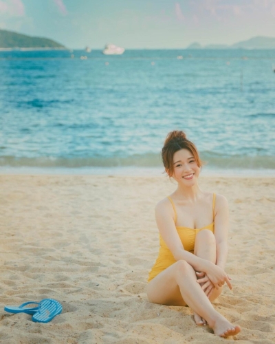 李蔓莹试过着黄色泳衣拍摄电视广告震撼网民。 李蔓莹试过着黄色泳衣拍摄电视广告震撼网民。