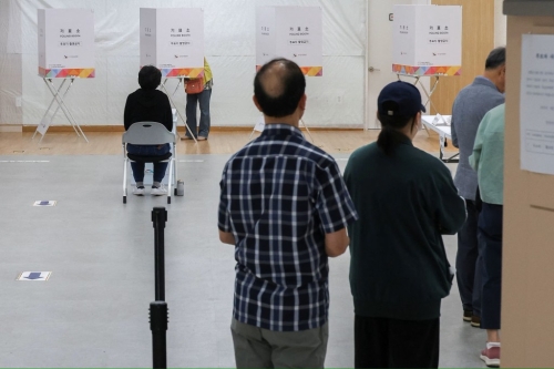 韩国3日举行大选,至当地时间晚上7时,投票率已超越上届的总投票率。路透社 韩国3日举行大选,至当地时间晚上7时,投票率已超越上届的总投票率。路透社