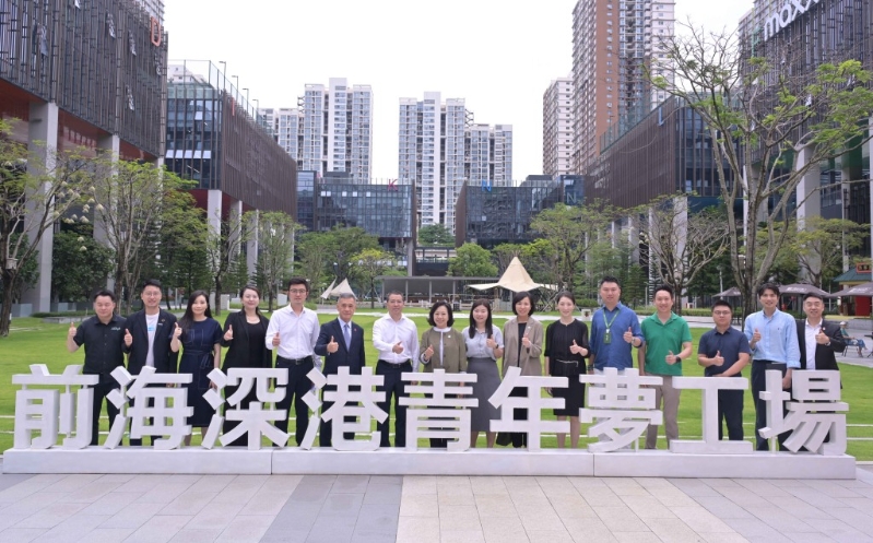 麦美娟(左八)与深圳市前海深港现代服务业合作区管理局和梦工场代表合照。 麦美娟(左八)与深圳市前海深港现代服务业合作区管理局和梦工场代表合照。
