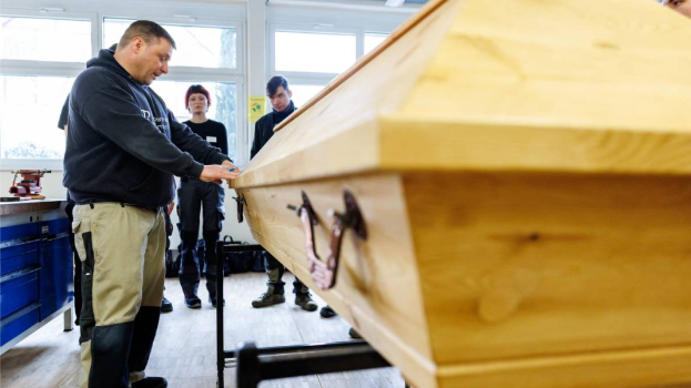 捷克8旬妇被宣告死亡,入棺后突然睁眼复活。法新社示意图 捷克8旬妇被宣告死亡,入棺后突然睁眼复活。法新社示意图